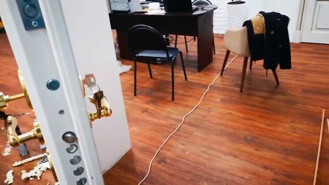 Переустанавливаем откосы на металлические двери Волховец. смотреть онлайн