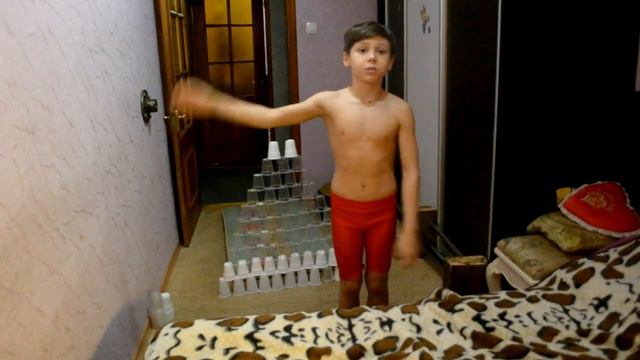 Александр Зосенко 10 лет Сальто назад через 10 рядов одноразовых стаканчиков и туалетную бумагу. смотреть онлайн