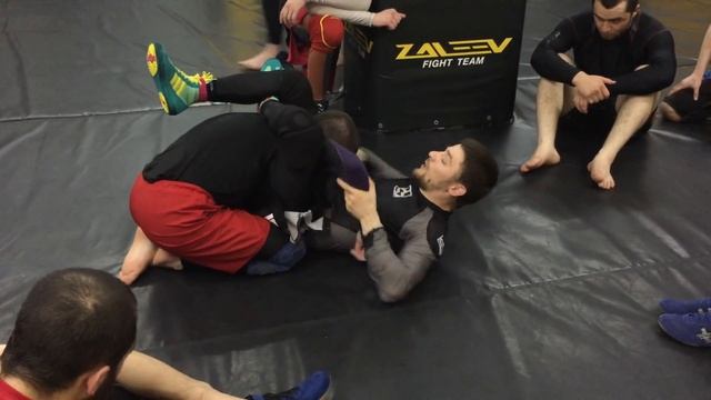 Узел плеча (кимура) из удушения треугольником - Kimura and inverted armbar from trianle choke смотреть онлайн