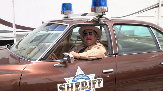 Buford T. Justice endorses his old friend Sheriff Beauregard "Bud" Torres. смотреть онлайн