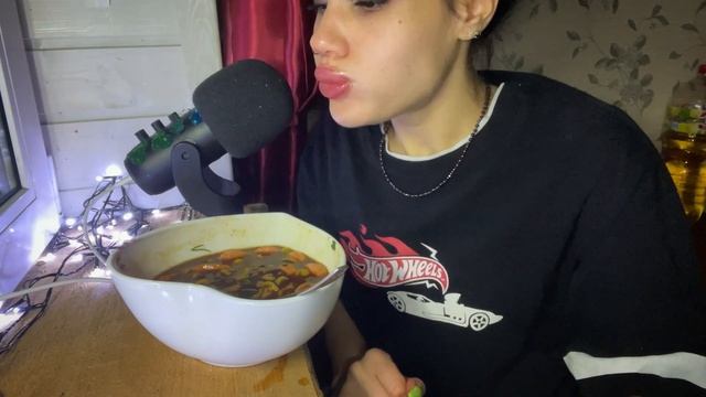 АСМР МУКБАНГ | ЧЁРНЫЙ ДОШИК СКАТИЛСЯ ?| ВАРЕНИКИ МЕШАЮТ ЖРАТЬ ? смотреть онлайн