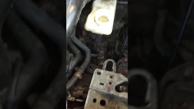 Замена и прокачка главного цилиндра сцепления Рено Меган.Подписывайтесь ? смотреть онлайн