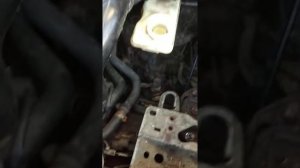 Замена и прокачка главного цилиндра сцепления Рено Меган.Подписывайтесь ?