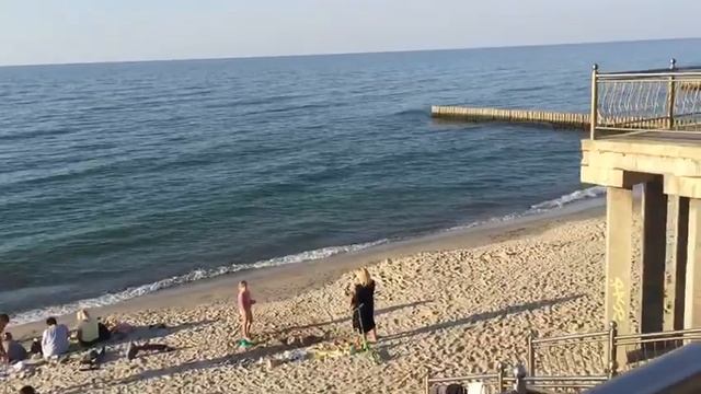 Сентябрьское Балтийское море – а купаться можно! Зеленоградск, набережная. 8 сентября 2021г., вечер смотреть онлайн