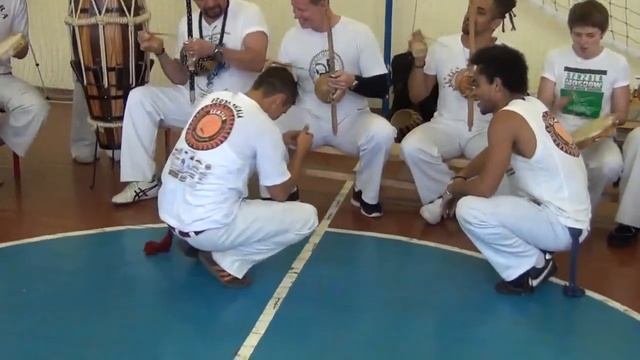 Lucio vs mestre Chiquinho - I Batizado Senzala de Capoeira Moscow 2012 смотреть онлайн