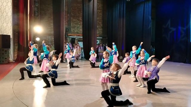 ДХА ИСКОРКА (рук.Назарова Р.Ф.) г.Благовещенск РБ.Башкирский танец Приглашаем танцевать. смотреть онлайн