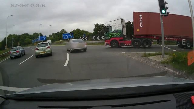 Stobart H2157 Lorry going simply too fast at traffic lights M271 Southampton смотреть онлайн