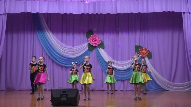 Образцовый вокальный ансамбль "Голоса" С песней весело шагать. Младшая группа ансамбля. смотреть онлайн