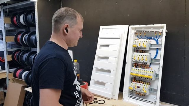 ✅ Бюджетный щит на максималках для двушки за 20К?? Корпус щита EKF NOVA, оборудование IEK KARAT #ie смотреть онлайн
