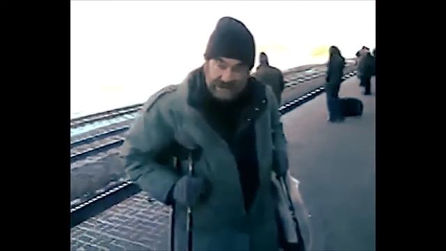 Бомж красиво поёт смотреть онлайн
