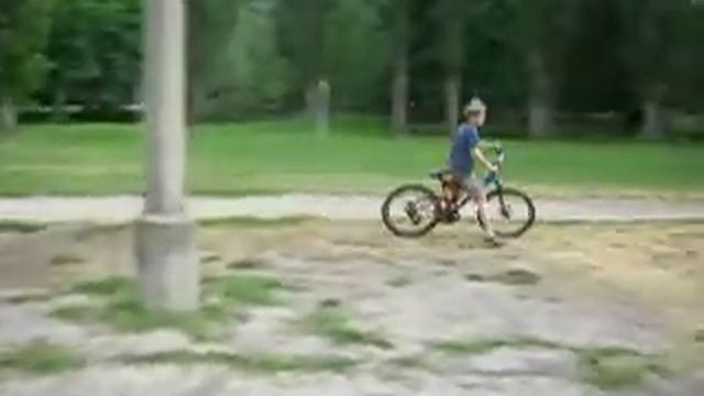 2010-06-28 17-09 4758 ИЛЬЯ_ПРЫГАЕТ_НА_ВЕЛОСИПЕДЕ.MOV смотреть онлайн