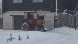 Т-25 чистит снег