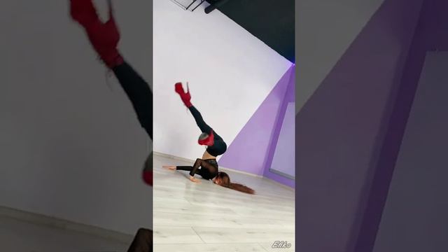 "Эмоция в каждом движении: Стрип Пластик для самовыражения" смотреть онлайн