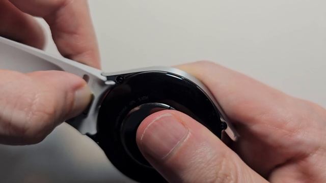 How to Put On Band - Samsung Galaxy Watch 6 Classic / 6 / 5 / 4 смотреть онлайн