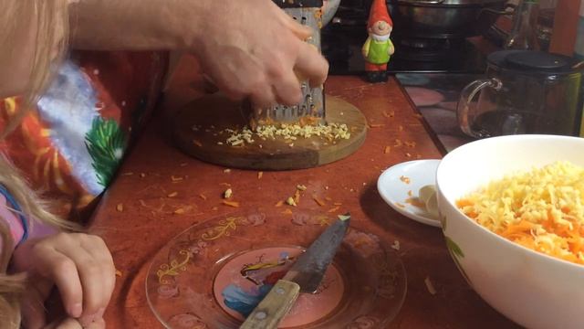 Салат из тёртой моркови с сыром под соусом #Сметанез# смотреть онлайн