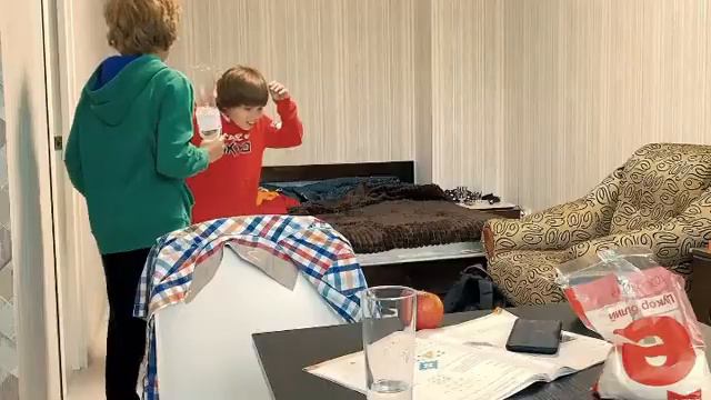 БУТЫЛКОЙ ПО ГОЛОВЕ 😳 БРАТУ 🚫 не вошедший фрагмент ‼️ Вся серия на ютубе - Юрий Благополучный смотреть онлайн