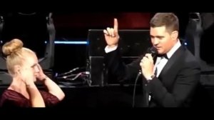 5 случаев, когда фанаты перепели вокальных звёзд на сцене!