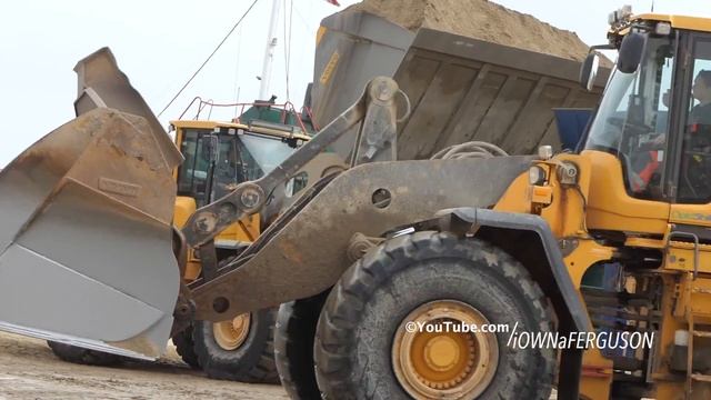 Volvo L220H and Volvo L260H loading Transport Vessel with Sand | New and old wheel loader смотреть онлайн