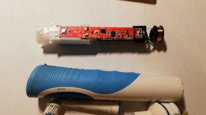 Замена аккумулятора в зубной щетке Oral B. Перепутал полярность! Работает, но не выключается. О_о