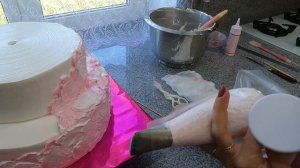 Как собрать двухъярусный торт и украсить красивыми цветами | Сборка и украшение | Свадебный торт