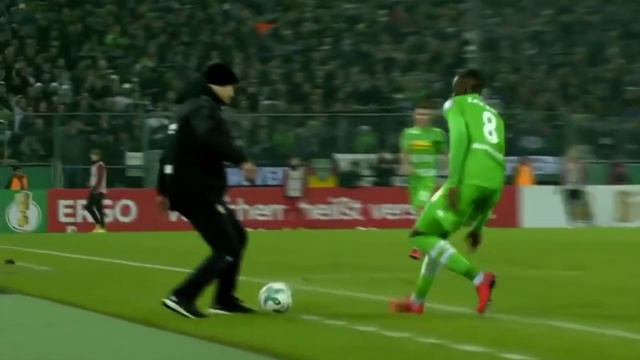 Denis Zakaria pushes Leverkusen Coach Heiko Herrlich смотреть онлайн