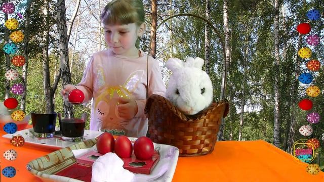 Пасхальный (к)ролик. Илана красит пасхальные яйца.