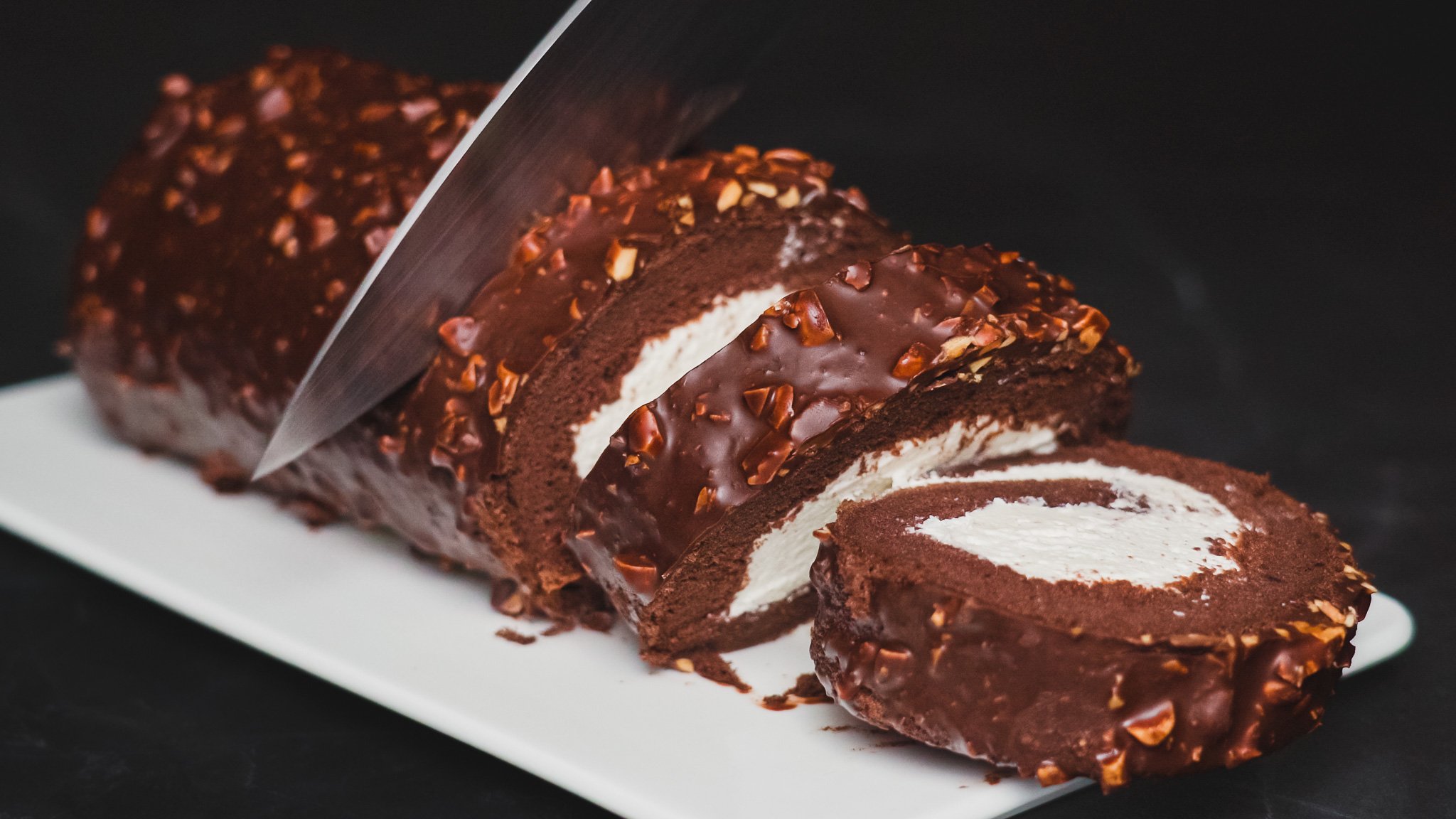 Лучший шоколадный рулет, который я когда-либо ел. Все кто пробовал, просят рецепт смотреть онлайн