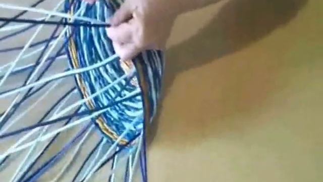 Плетение загибки-косички из трубочек - часть 2 - урок 12 / How to finish weaving a basket смотреть онлайн