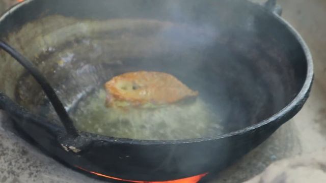 Grandmother special village cooking recipe Giant Taro with Fish curry for their lunch menu смотреть онлайн