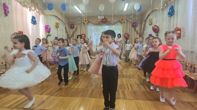 веселый танец на выпускном празднике в детском саду смотреть онлайн