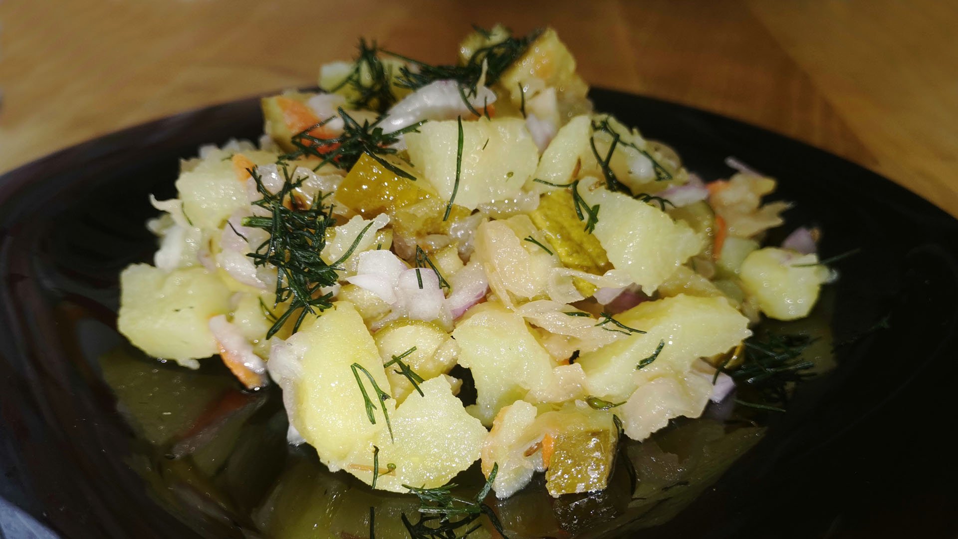 Салат по-деревенски с капустой, огурцами и картошкой смотреть онлайн