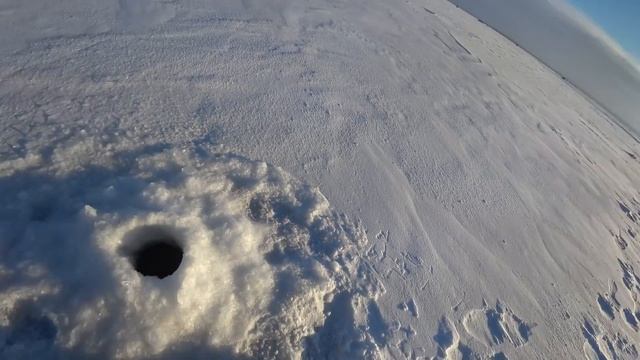 Рыбалка на окуня со льда. Ловля окуня на балансир в поземку. Братское водохранилище залив Судовский смотреть онлайн