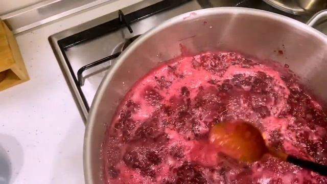 Как варить малиновое варенье на зиму. Русское малиновое варенье продаётся в день по 1000 банок . смотреть онлайн