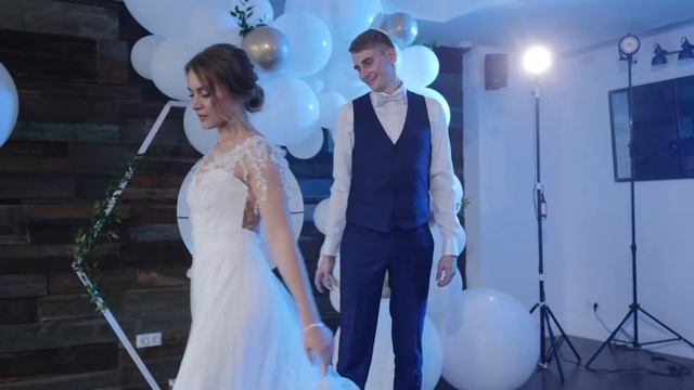 Красивый свадебный танец Полины и Евгения. Lana Del Rey - Video Games смотреть онлайн