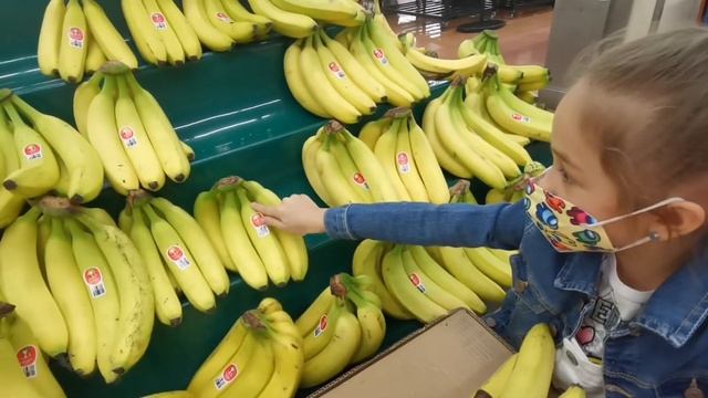 Наша прогулка на занятие по фигурному катанию и погуляли все вместе в магазине смотреть онлайн