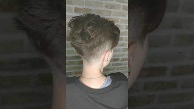 Женская стильная стрижка ирокез с узором на виске/минск/прически на короткие волосы/до после смотреть онлайн