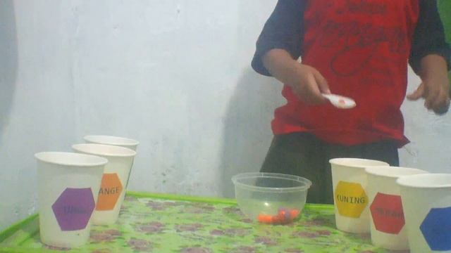 Bermain PomPom dengan CUP смотреть онлайн