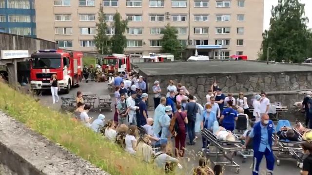 Эвакуированных из Елизаветинской больницы пациентов увозят на скорой смотреть онлайн