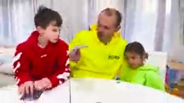 Мисс Кэти и Макс играют с папой в лотерею смотреть онлайн