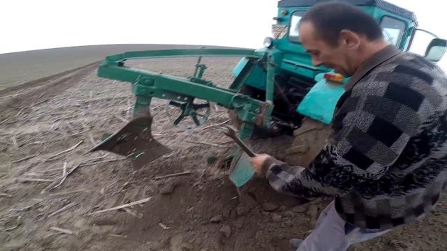 Трактори Т40 і Т40АМ з плугами ПЛН 2-35 . Цілий день в Полі .Оремо без зупинки. смотреть онлайн