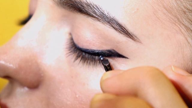 КАК КЛЕИТЬ НАКЛАДНЫЕ РЕСНИЦЫ ЛЕНТОЧНЫЕ/ПУЧКИ смотреть онлайн