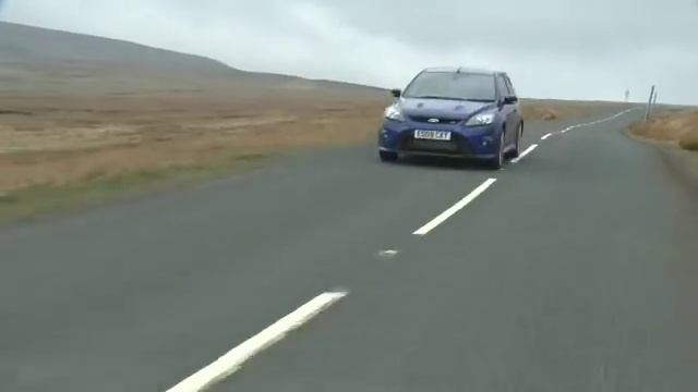 Ford Focus RS vs Nissan GT-R - Autocar.co.uk смотреть онлайн