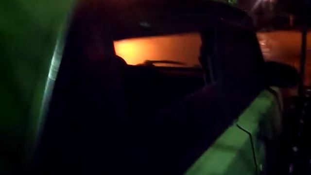 Хозяин машины забыл поднять стекло дверки, чем быстро воспользовались дворовые коты смотреть онлайн