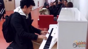 Парень играет на рояле в Аэропорту. 10 мелодий за 3 минуты. Круто!