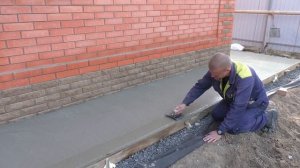 Гладкая и РОВНАЯ отмостка своими руками. Как правильно уложить бетон при бетонировании ОТМОСТКИ.
