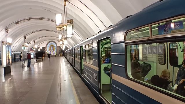 "Номерной" с вагоном 81-541.8 на "Лиговском проспекте". (+БПСН) смотреть онлайн