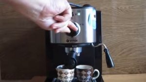 Приготовление кофе в кофемашине.