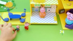 Игрушки прыгают по лужам