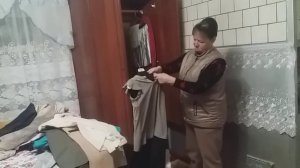 «три поколения « перебираем вещи