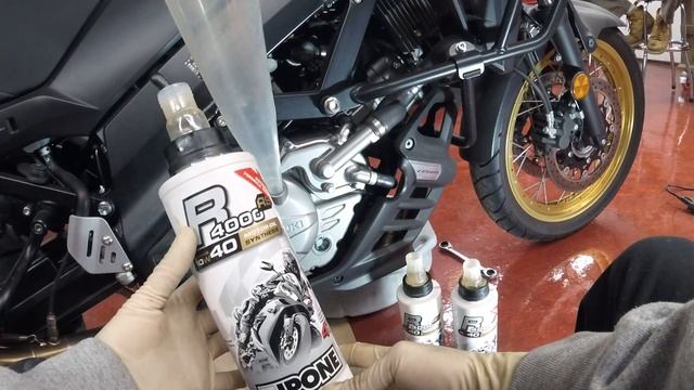 SUZUKI V-STROM 650 oil change. смотреть онлайн